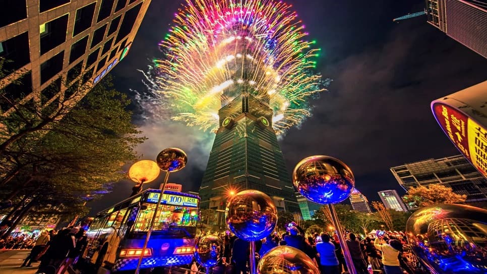 Pháo hoa lung linh tại tòa tháp Taipei 101