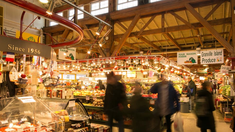 Bên trong chợ Granville Island Public Market