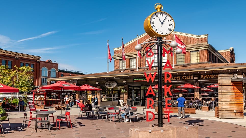 Không gian ấm cúng bên ngoài chợ ByWard Market