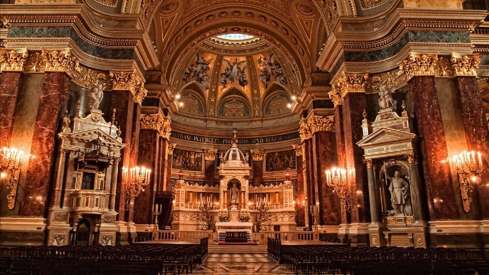 Bên trong nhà thờ St. Stephen’s Cathedral