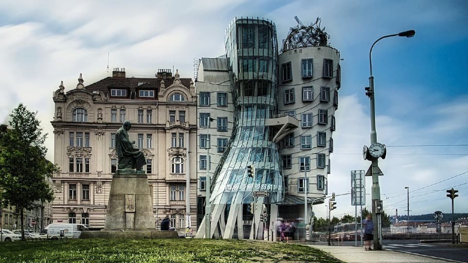 Dancing house như một cặp vũ công đang nhảy múa
