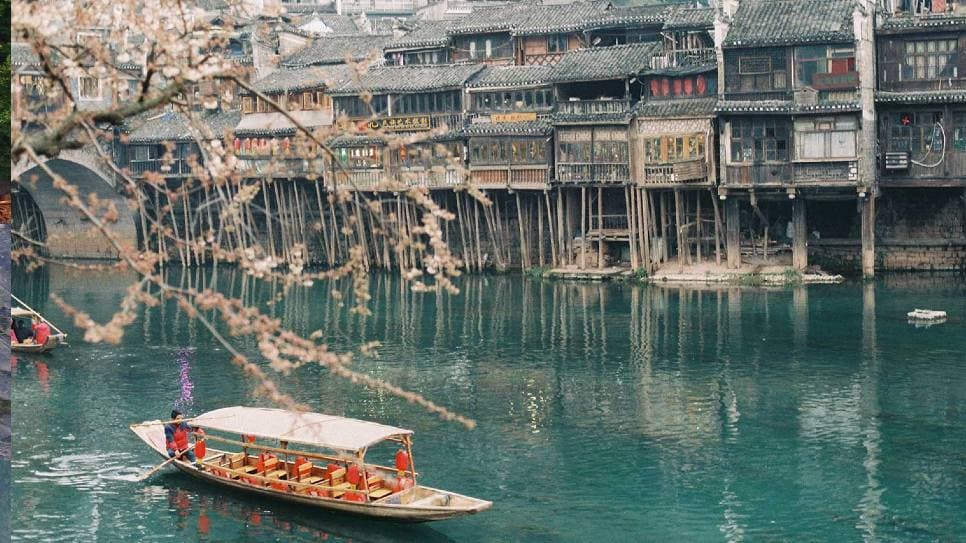 Thuyền dạo sông Đà Giang