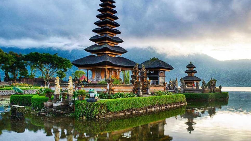 Kiến trúc của Ulun Danu là sự giao thoa giữa đạo Phật với Hindu giáo