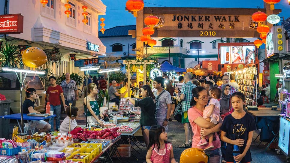 Phía Tây là khu phố Hoa