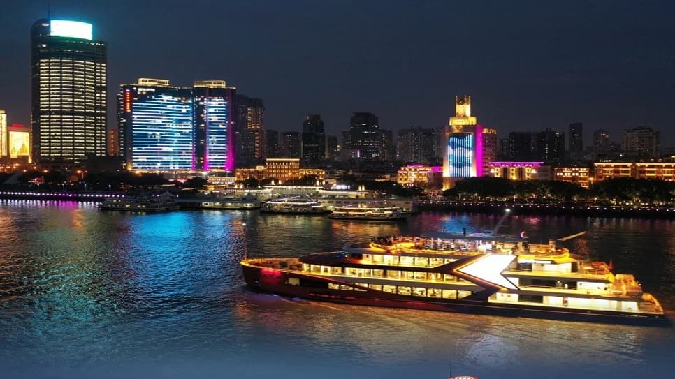 Dạo thuyền ngắm cảnh đêm trên sông Lư Giang