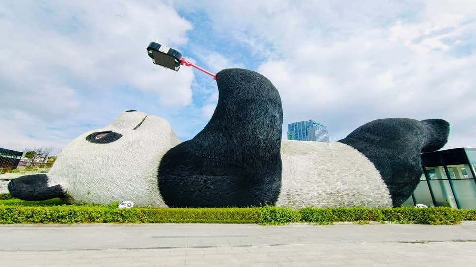 Selfie Panda statue