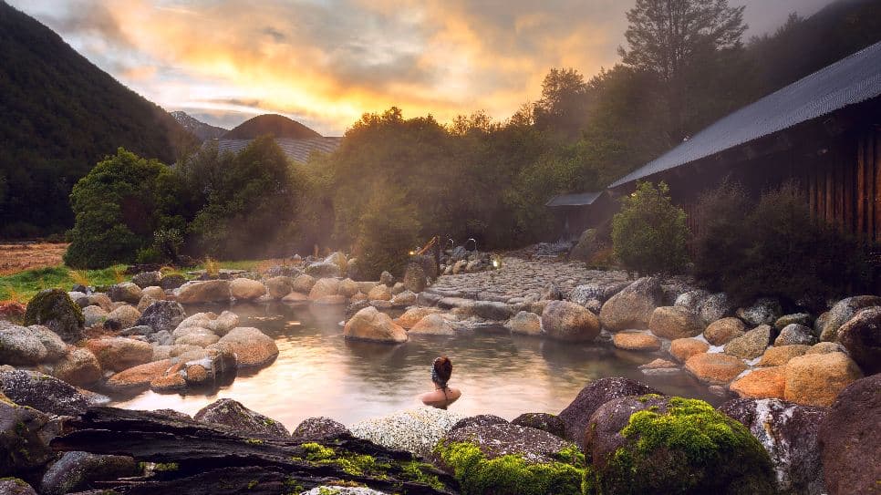 Tắm nước nóng Onsen