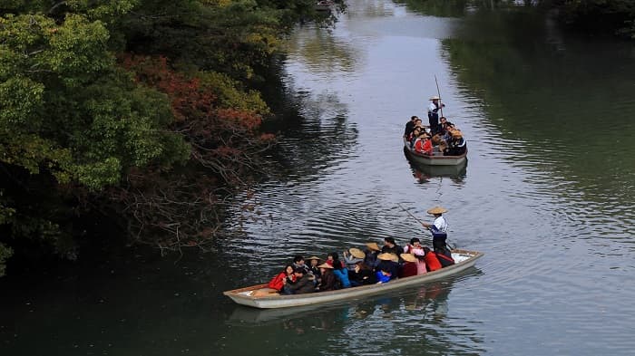 Ngồi thuyền dọc dòng kênh Yanagawa