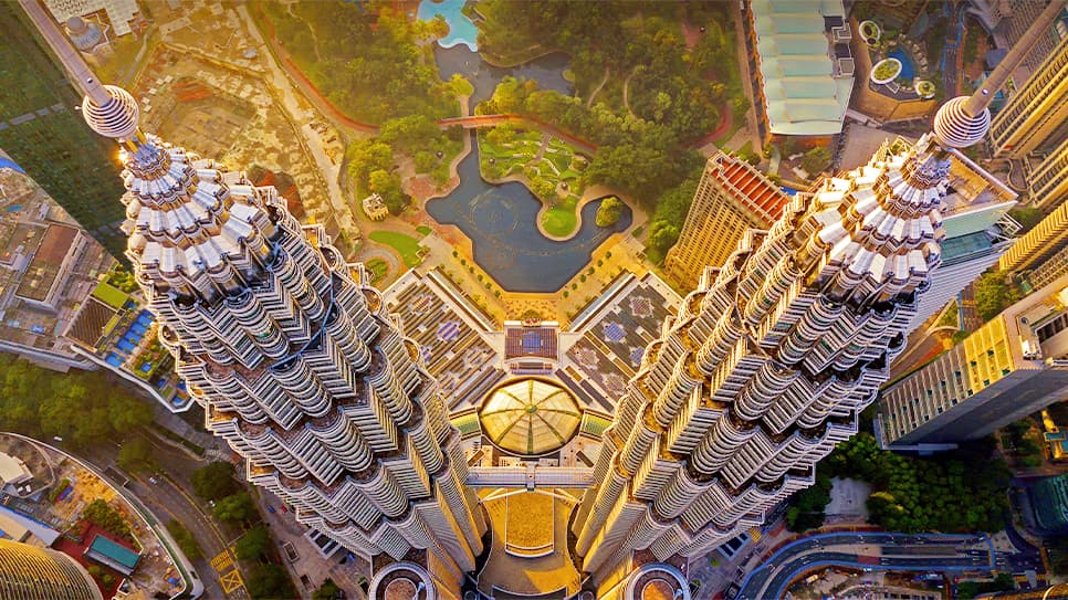 Chụp hình tại tháp đôi Petronas Towers