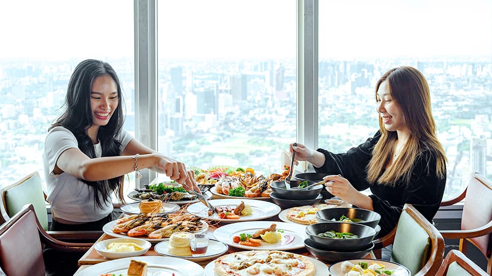 Quý khách thưởng thức buffet trưa cao cấp ở Baiyoke Sky