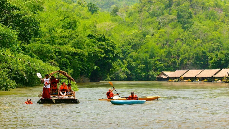 Trải nghiệm chèo bè tre trên sông Kwai