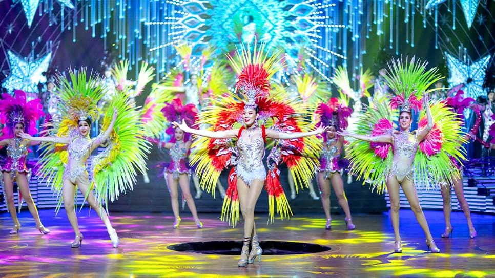 Đoàn thưởng thức show Alcazar