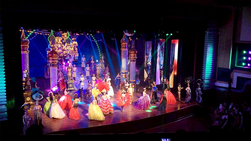 Đoàn thưởng thức show Alcazar