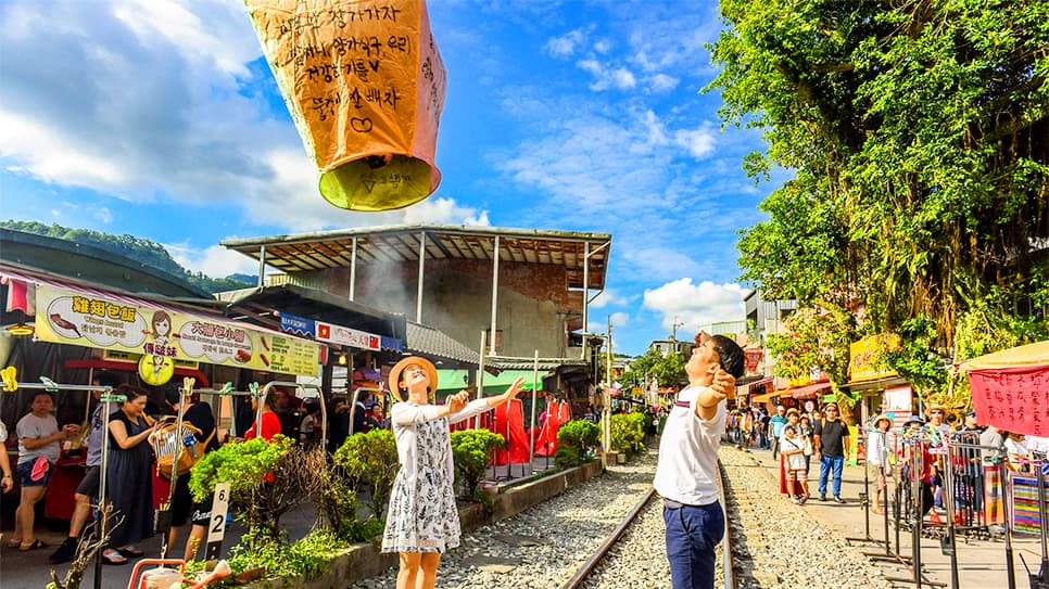Thả đèn trời tại Làng cổ Thập Phần