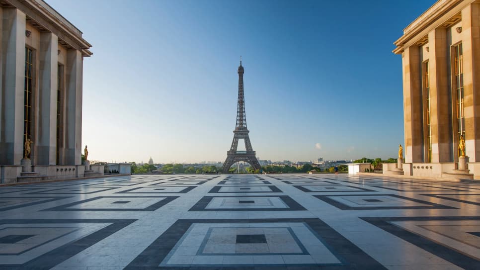 Từ quảng trường Place de Trocadero ngắm tháp Eiffel