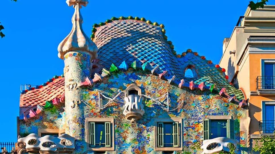 Casa Batllo - ngôi nhà độc đáo mô phỏng hình dáng của bộ xương với ban công hình sọ người